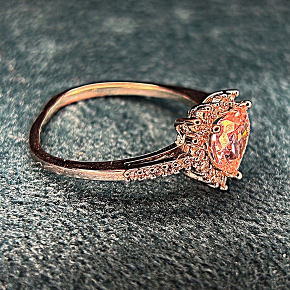 Size 6 3/4- 7 Heart Shaped Ladies Fashion Ring - Picture 2 of 4